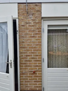 Na de behandeling met Cleeny, voor het beschermen en reinigen van de gevel