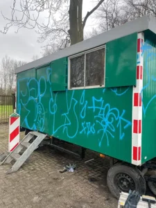 Cleeny Bio verfafbijt verwijdert graffiti snel én veilig van verschillende ondergronden.
