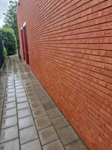Muur na bewerking met Cleeny Bio verfafbijt. Ook graffiti verdwijnt moeiteloos met Cleeny Bio verfafbijt – zonder agressieve middelen.