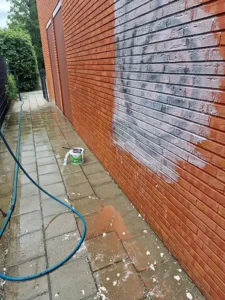 Ook graffiti verdwijnt moeiteloos met Cleeny Bio verfafbijt