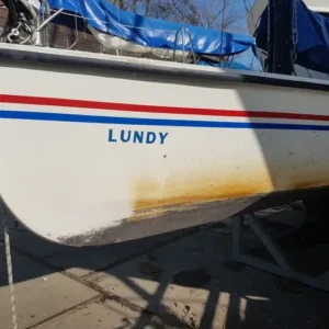 Voorbeeld boot behandeld met Gleeny gele romp verwijderaar