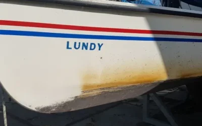 Gele aanslag op de waterlijn verwijderen en het onderwaterschip schoonmaken
