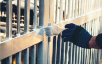 Verf en roest van metaal verwijderen met een soft straalketel